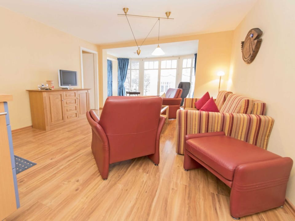 TV and multimedia, Living room, Seating area, Evening entertainment