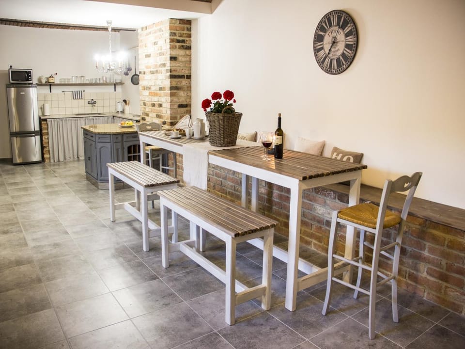 Coffee/tea facilities, Kitchen or kitchenette, Dining area, Communal kitchen, oven, stove, Internal: Not applicable to any particular room