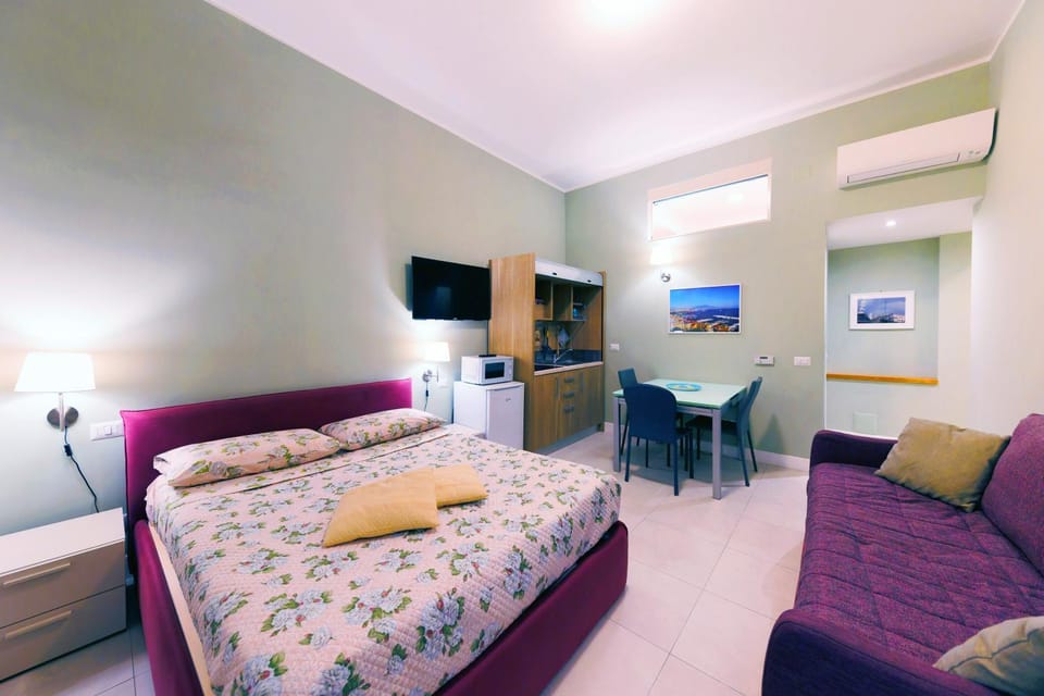 Bed, Kitchen or kitchenette, Bedroom, air conditioner