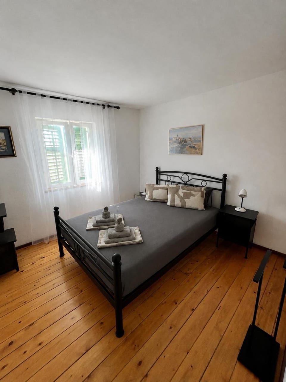 Bed, Bedroom, towels