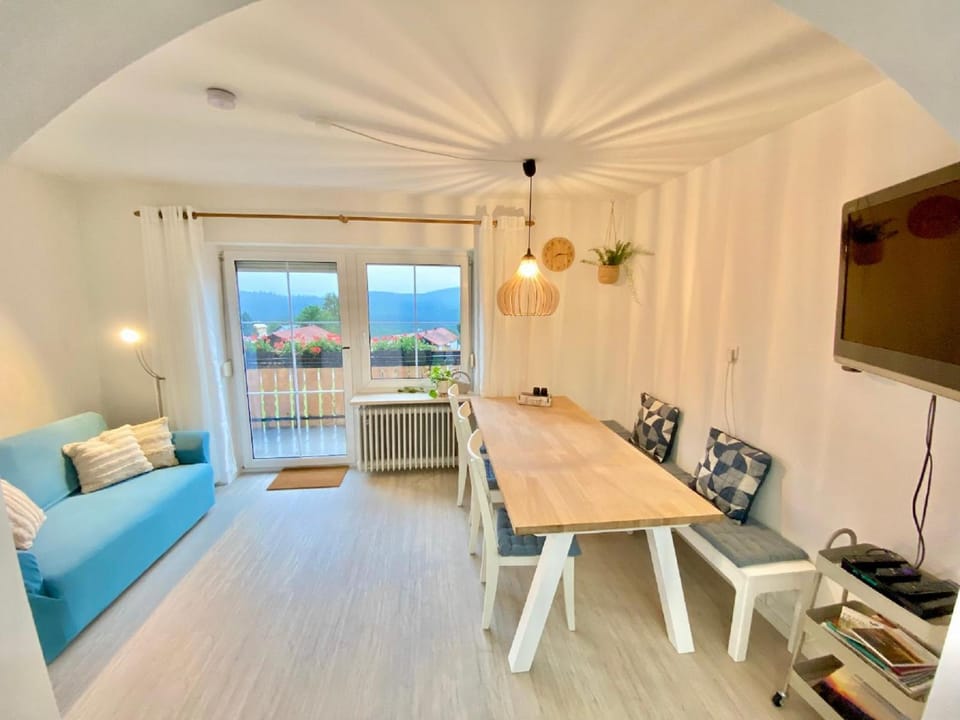 TV and multimedia, Seating area, Dining area