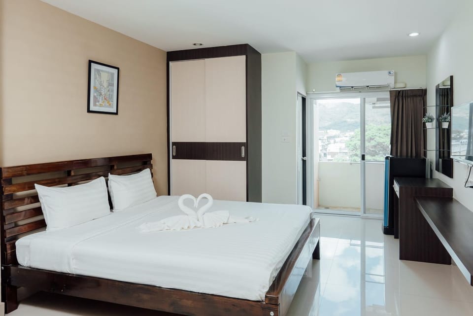 Bed, TV and multimedia, Bedroom, towels, air conditioner