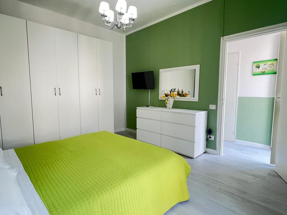 TV and multimedia, Photo of the whole room, Bedroom, wardrobe
