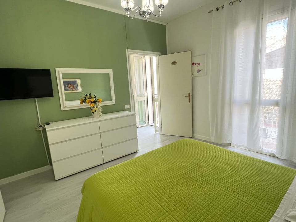 TV and multimedia, Photo of the whole room, Bedroom, wardrobe, air conditioner