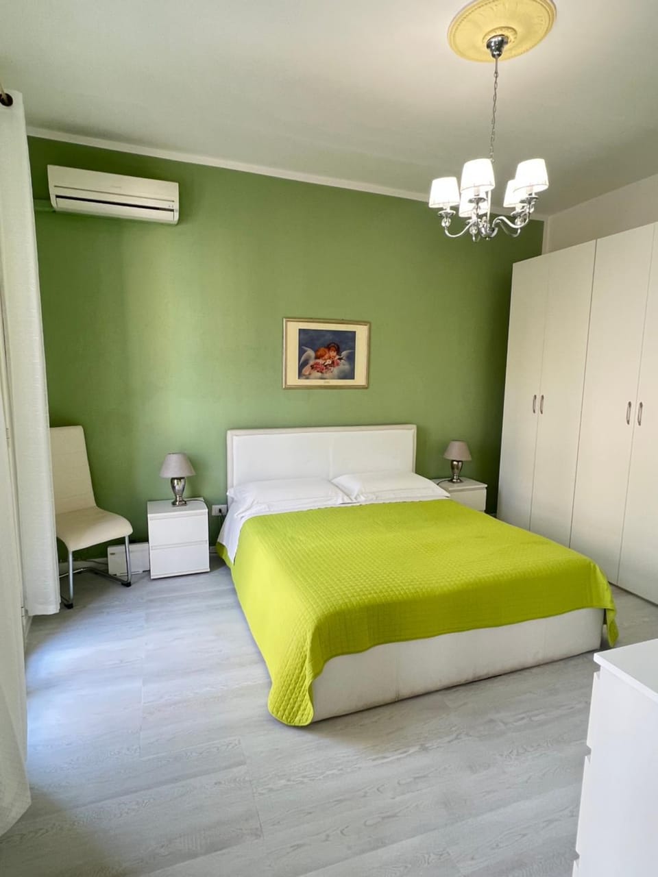 TV and multimedia, Photo of the whole room, Bedroom, wardrobe, air conditioner