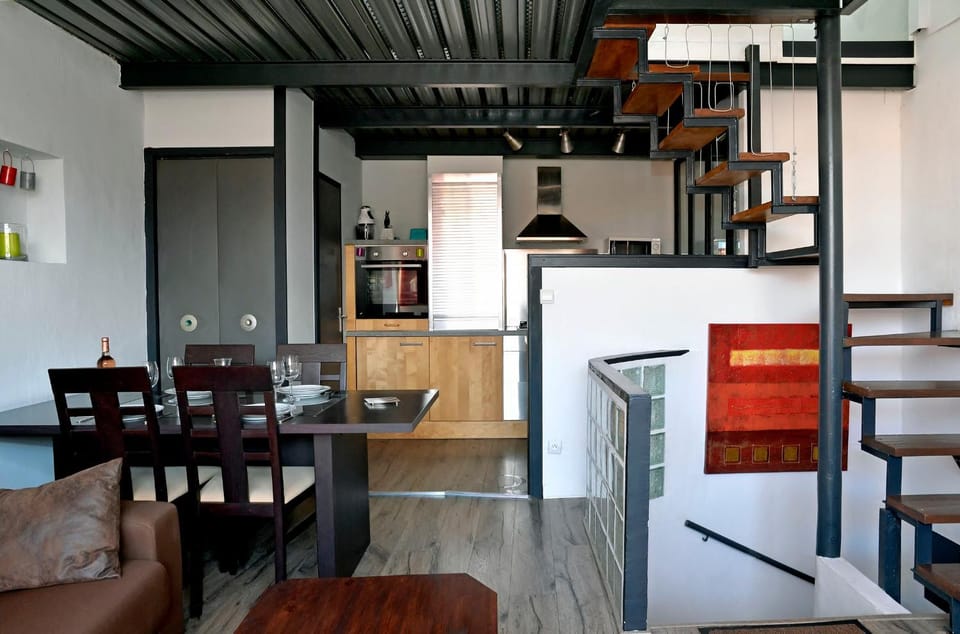 Kitchen or kitchenette, Living room, Seating area, Dining area, oven, pet friendly, stove
