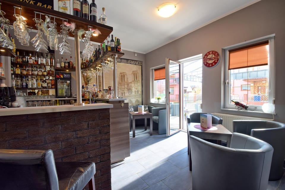 Lounge or bar, Alcoholic drinks