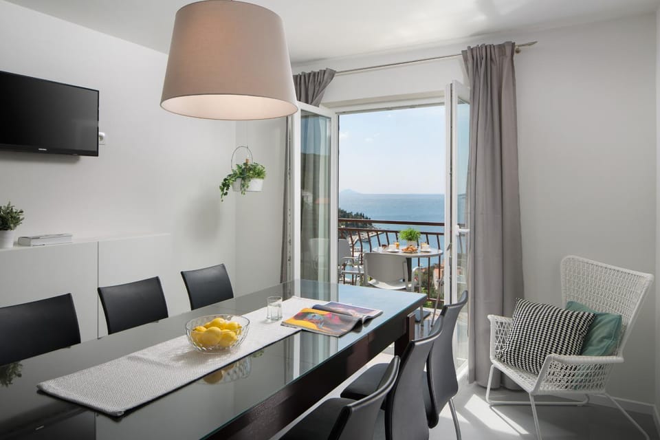 Communal lounge/ TV room, Spring, Off site, Day, Natural landscape, Summer, TV and multimedia, Balcony/Terrace, Food and drinks, Dining area, Autumn, City view, Garden view, Sea view