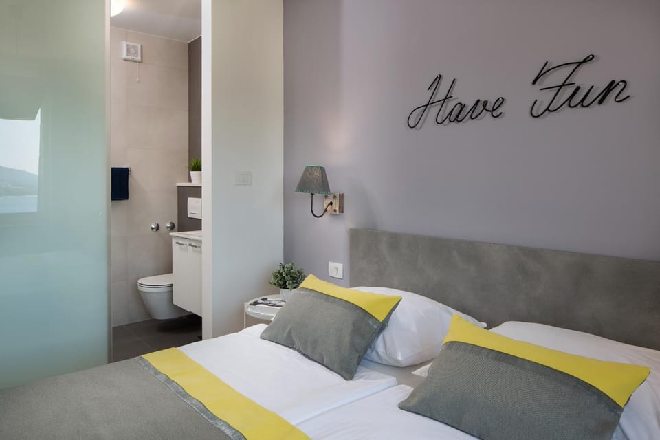 Bed, Bathroom, Photo of the whole room, Decorative detail, Bedroom