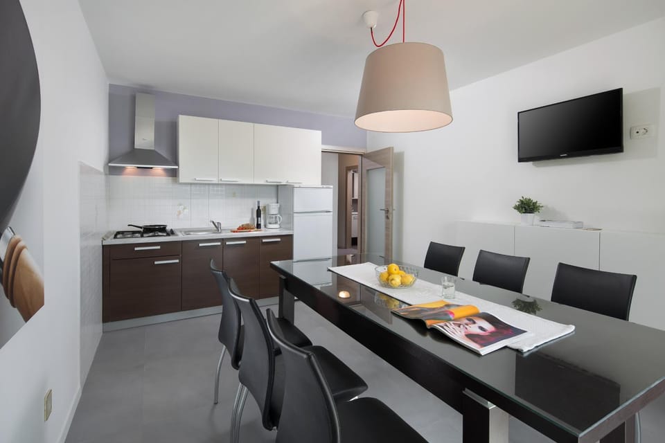 TV and multimedia, Kitchen or kitchenette, Food and drinks, Photo of the whole room, Decorative detail, Seating area, Dining area