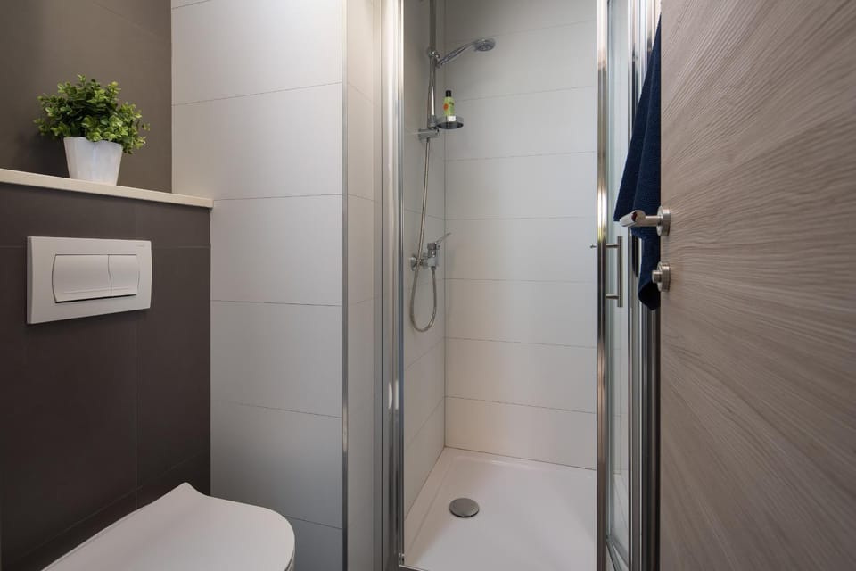 Bathroom, Photo of the whole room, Decorative detail, On site