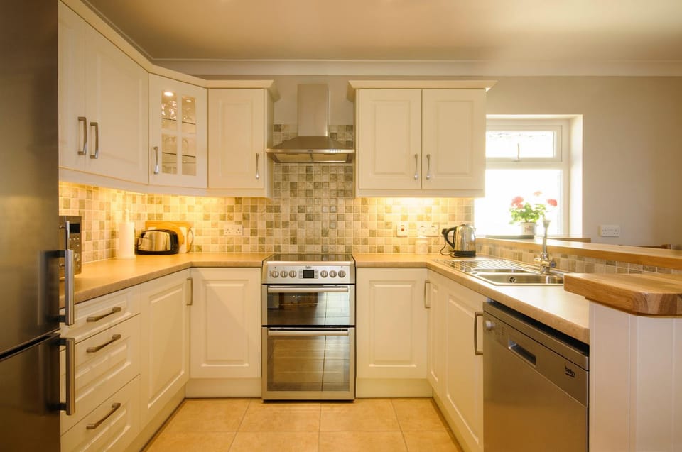 Coffee/tea facilities, Kitchen or kitchenette, dishwasher, oven, stove, toaster