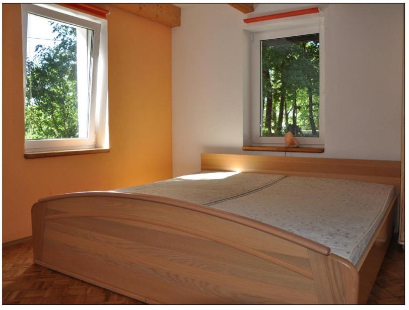 Photo of the whole room, Garden view