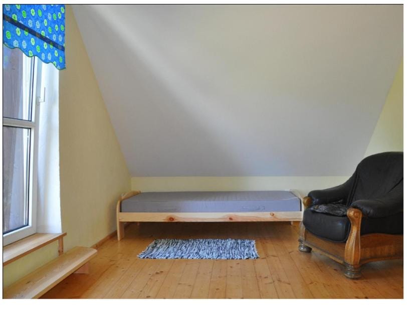 Photo of the whole room, Garden view