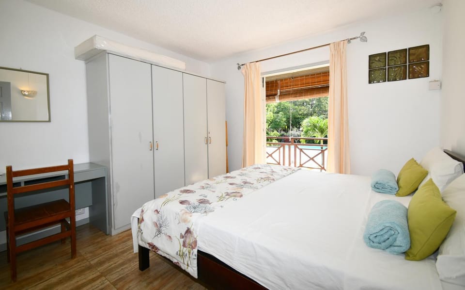 Bedroom, Pool view