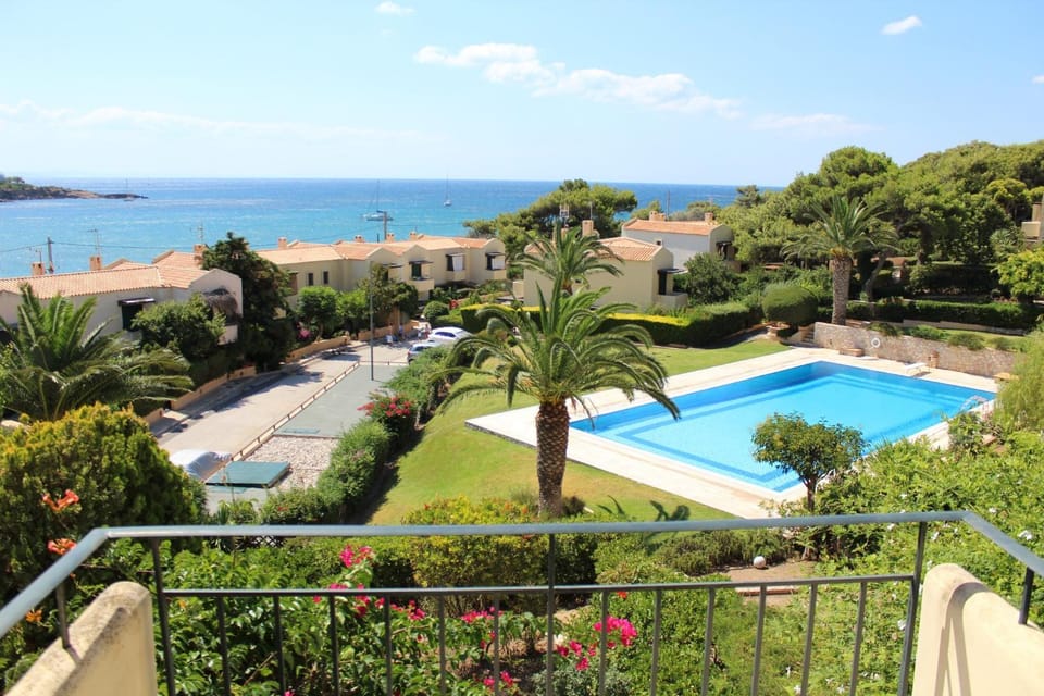 Pool view, Sea view