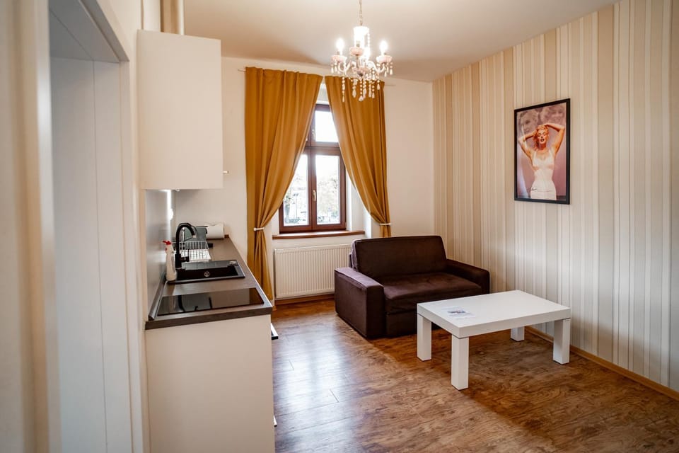 Coffee/tea facilities, Kitchen or kitchenette, Living room, Seating area