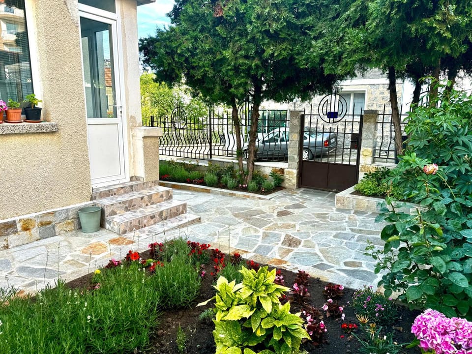 Patio, Day, Garden