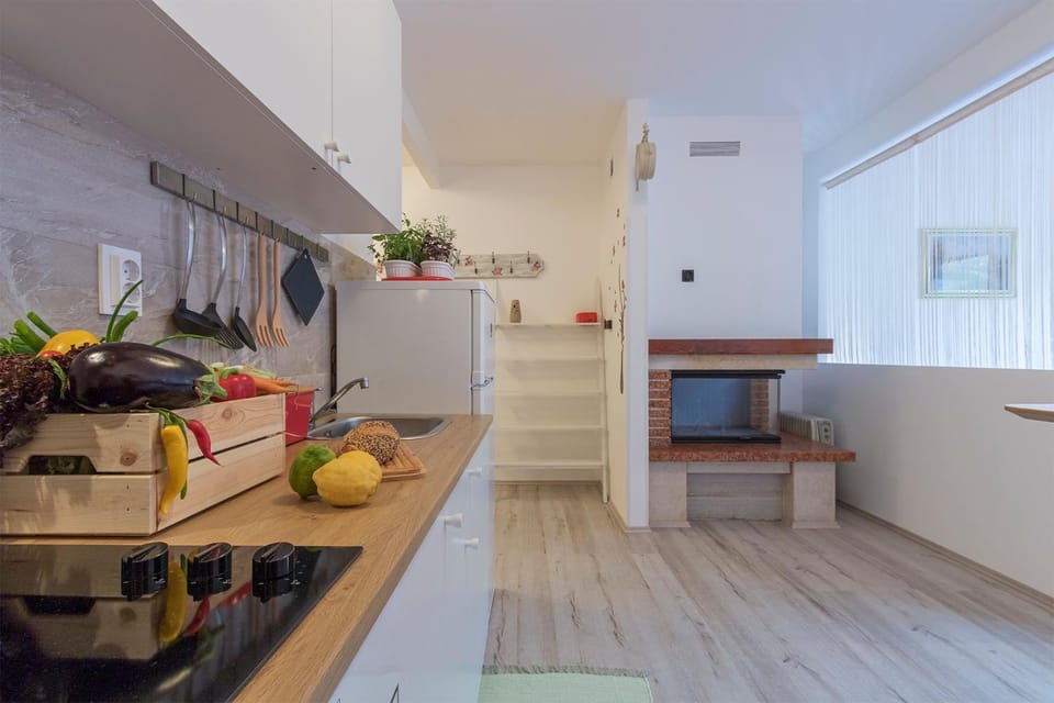 Coffee/tea facilities, Kitchen or kitchenette, Living room, Dining area