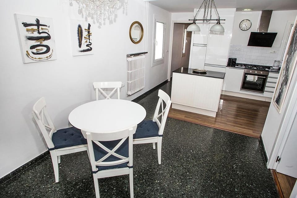 Kitchen or kitchenette, Dining area