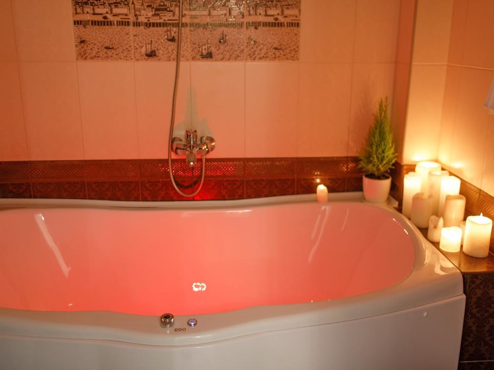Shower, Toilet, Hot Tub, Bathroom, Other, On site, Area and facilities
