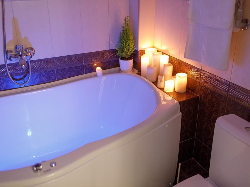 Shower, Toilet, Night, Activities, Hot Tub, Bathroom, Spa and wellness centre/facilities, Other, Other, Photo of the whole room, Decorative detail, Decorative detail, On site, Area and facilities, Area and facilities, Swimming pool, Swimming pool