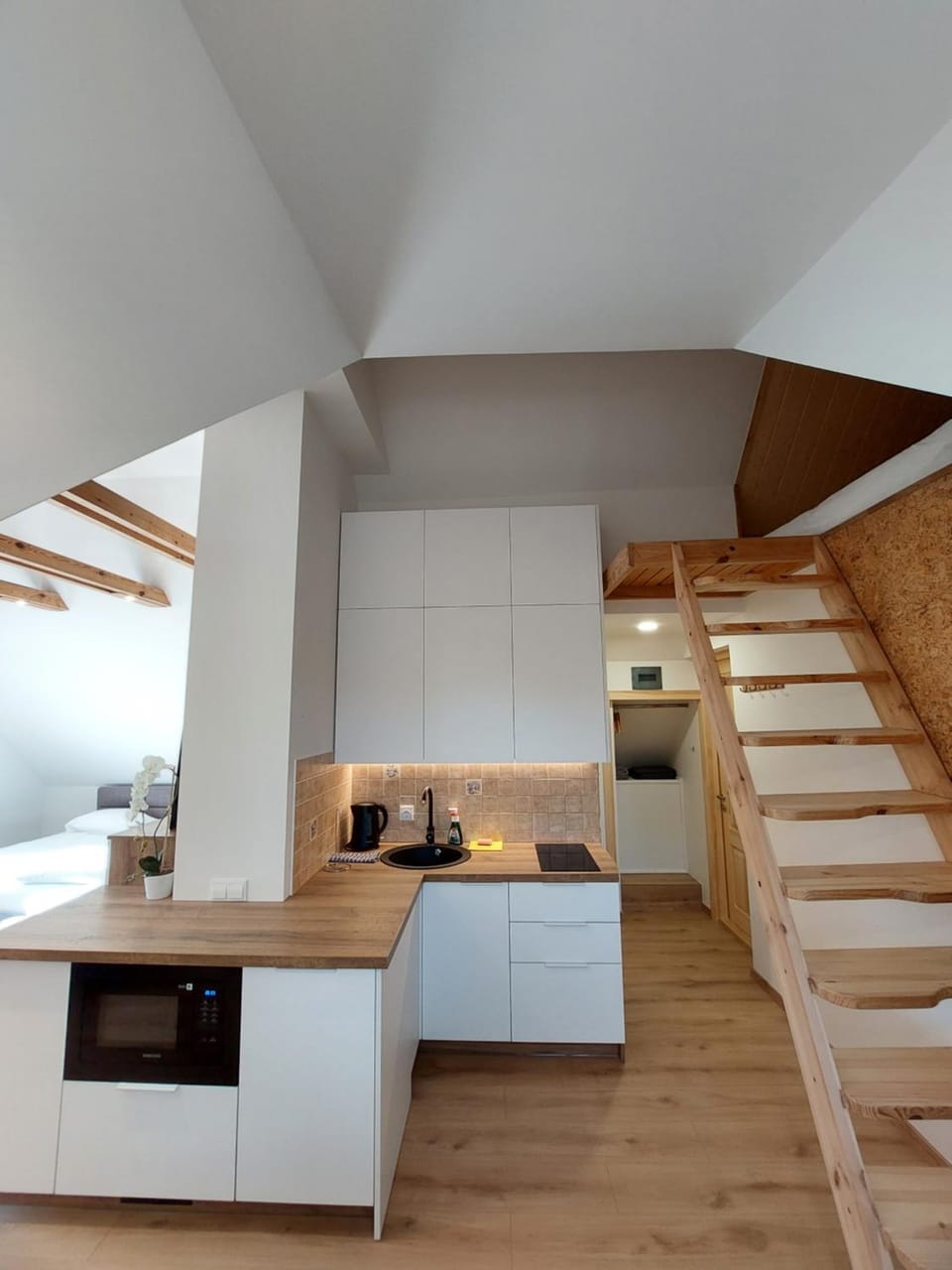 Kitchen or kitchenette, Dining area, minibar, stove