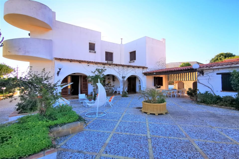 Property building, Patio, Patio, Facade/entrance, Garden, Balcony/Terrace, Balcony/Terrace, Dining area, Inner courtyard view