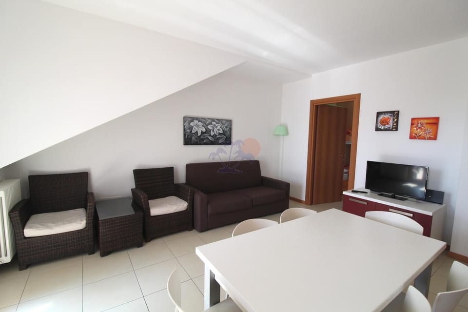 Communal lounge/ TV room, TV and multimedia, Living room, Seating area