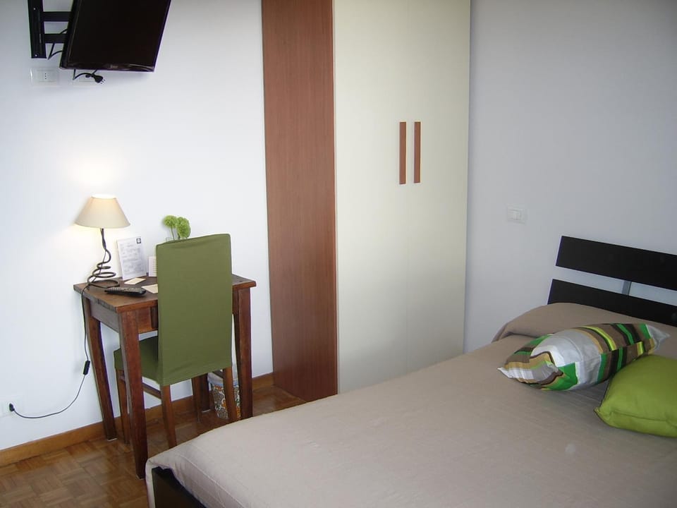 Shower, Toilet, Restaurant/places to eat, Bathroom, TV and multimedia, Fitness centre/facilities, Bedroom, Garden view, Supermarket/grocery shop, Swimming pool
