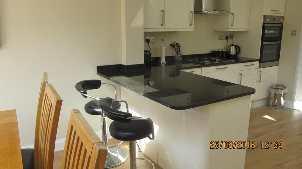 Coffee/tea facilities, Kitchen or kitchenette, Seating area, Dining area, Garden view