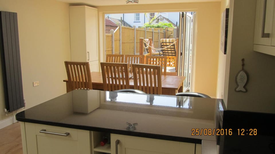 Coffee/tea facilities, Kitchen or kitchenette, Seating area, Dining area, Garden view