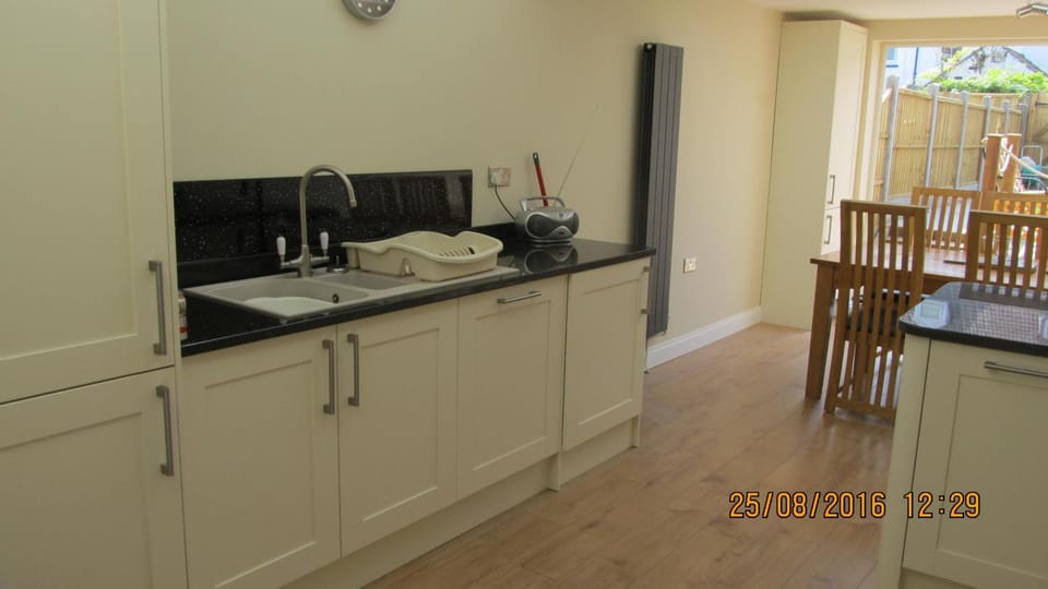 Coffee/tea facilities, Kitchen or kitchenette, Seating area, Dining area