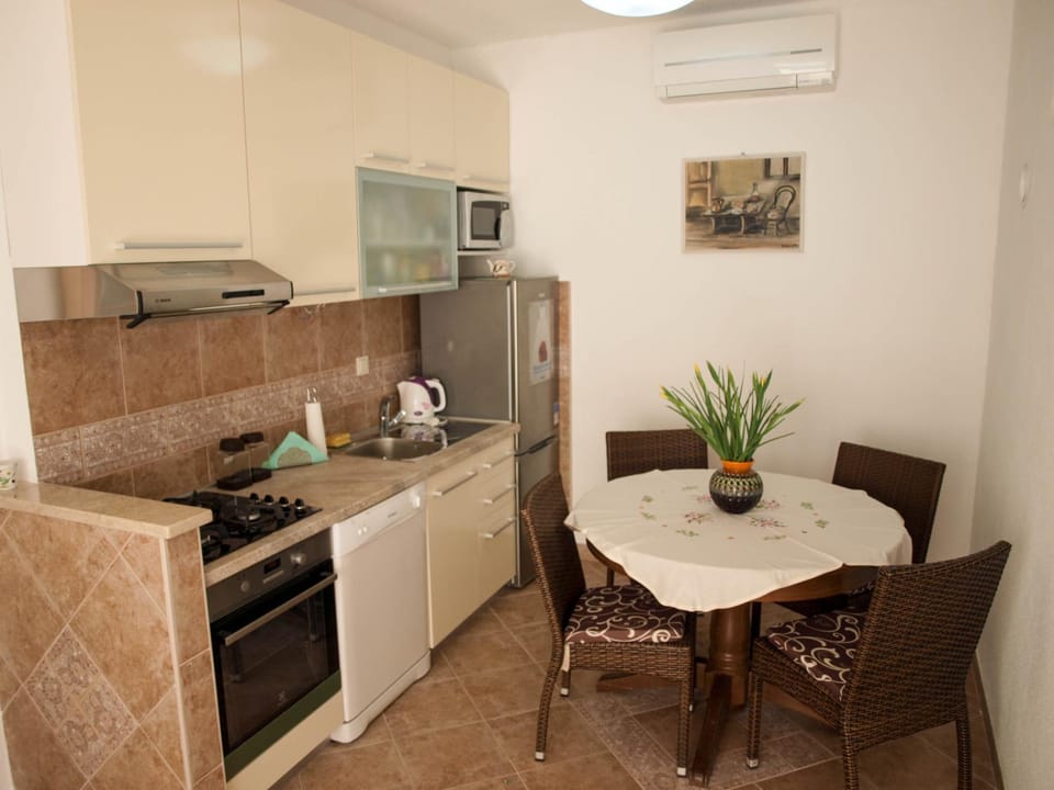 Spring, Day, Summer, Coffee/tea facilities, Kitchen or kitchenette, Food and drinks, Decorative detail, Seating area, Dining area, On site