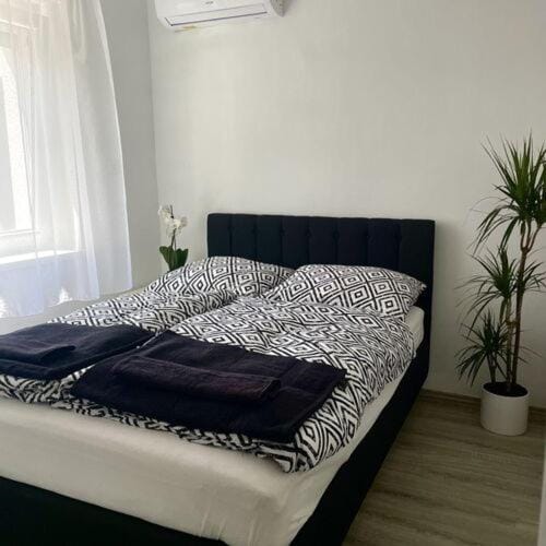 Bed, Photo of the whole room, Bedroom, air conditioner