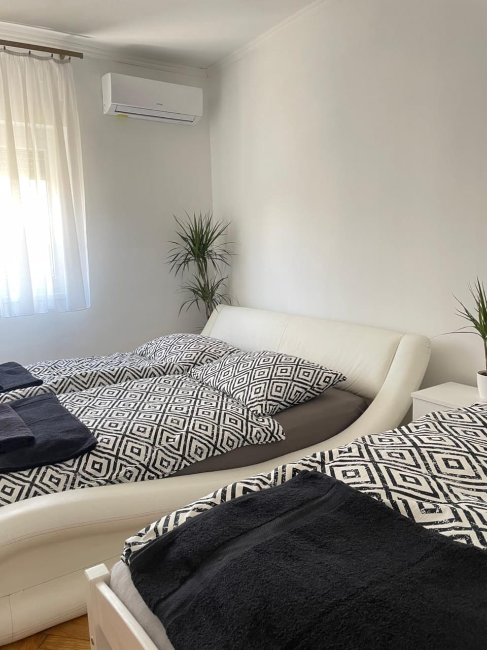 Bed, Photo of the whole room, Bedroom, air conditioner