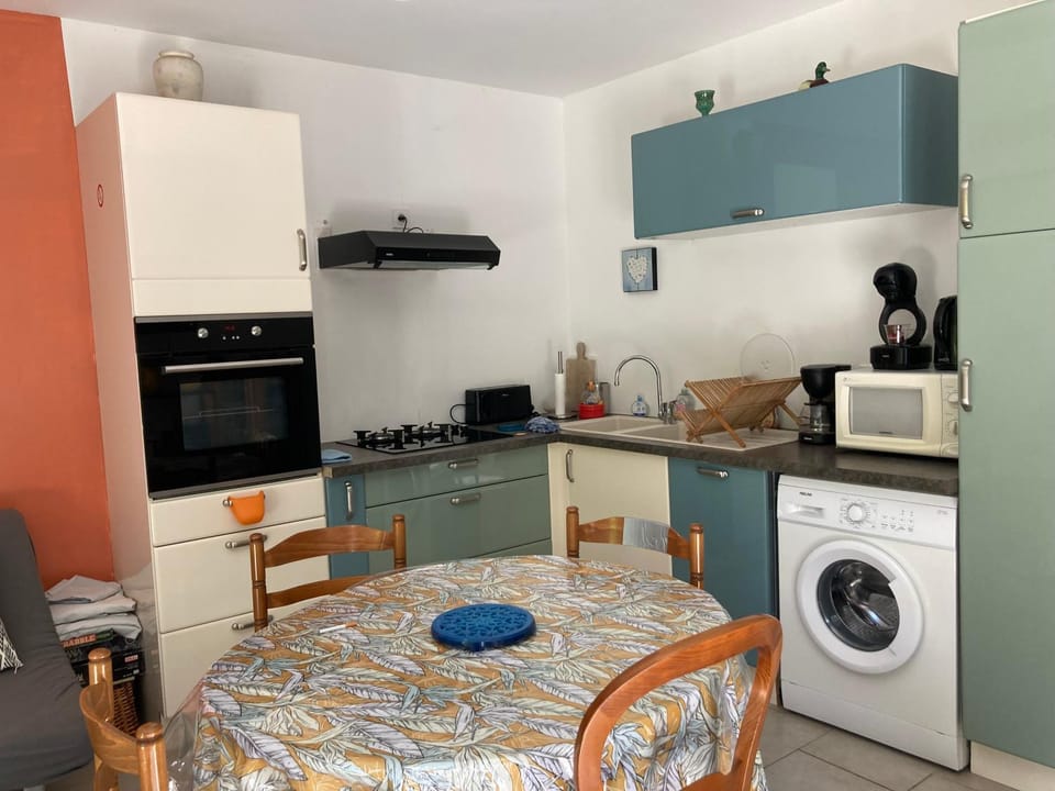 Coffee/tea facilities, Kitchen or kitchenette, Dining area, dishwasher, oven, stove, toaster, washing machine
