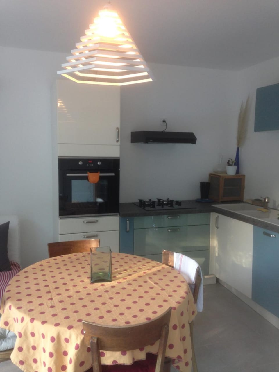 Kitchen or kitchenette, Living room, Seating area, Dining area, Family