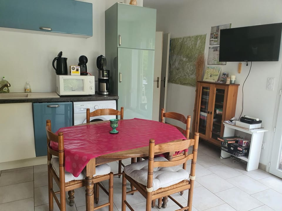 TV and multimedia, Coffee/tea facilities, Kitchen or kitchenette, Dining area, oven, pet friendly, stove