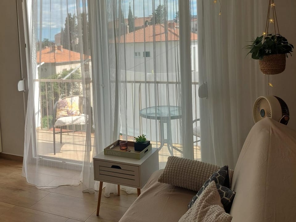 View (from property/room), Balcony/Terrace, Living room, Seating area