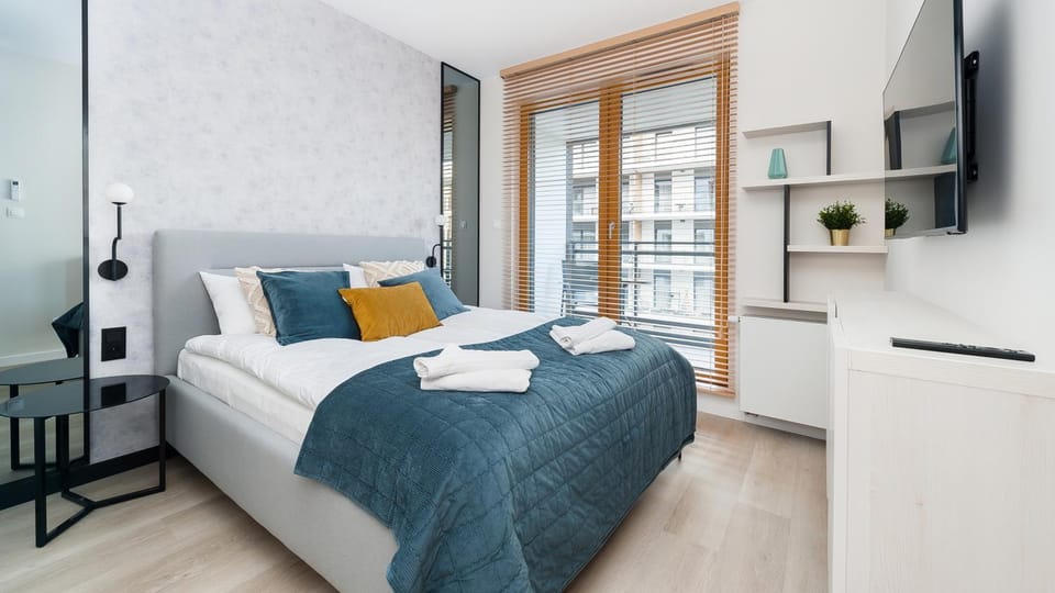 Bed, TV and multimedia, Bedroom