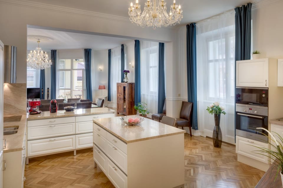 TV and multimedia, Coffee/tea facilities, Balcony/Terrace, Kitchen or kitchenette, Living room, Decorative detail, Decorative detail, Seating area, Dining area
