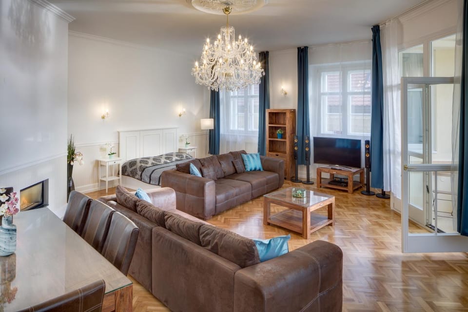 TV and multimedia, Balcony/Terrace, Living room, Photo of the whole room, Decorative detail, Seating area, Dining area, Bedroom