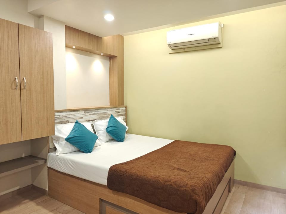Bed, Photo of the whole room, Bedroom, towels, wardrobe, air conditioner