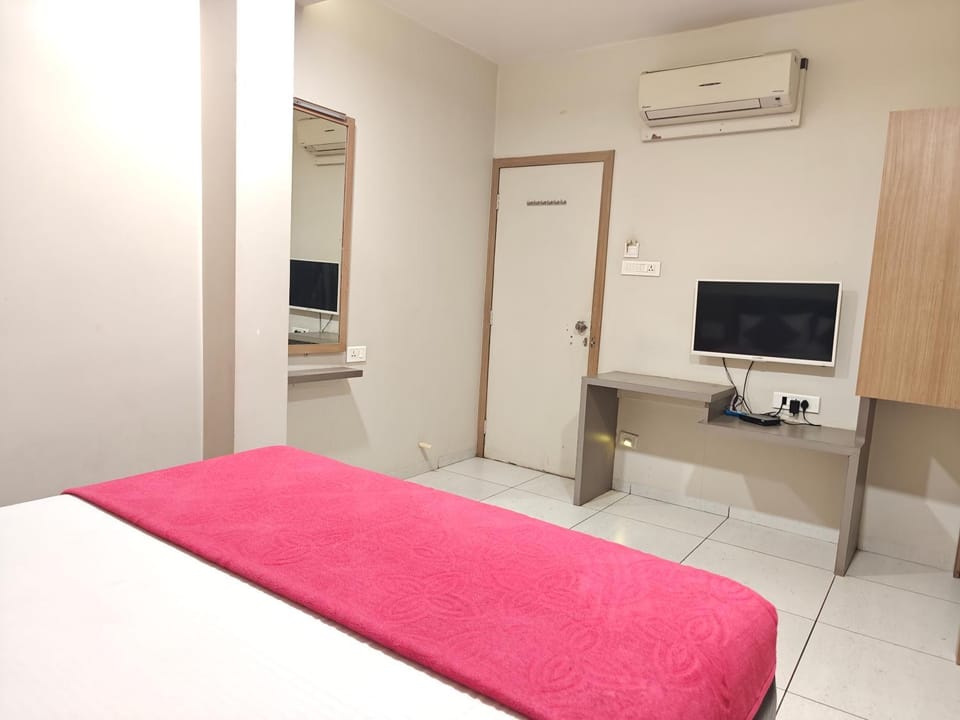 Bed, TV and multimedia, Photo of the whole room, Bedroom, air conditioner