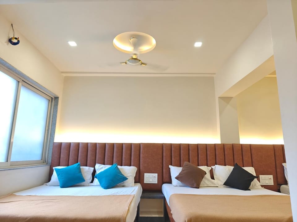 Bed, Photo of the whole room, Seating area, Bedroom