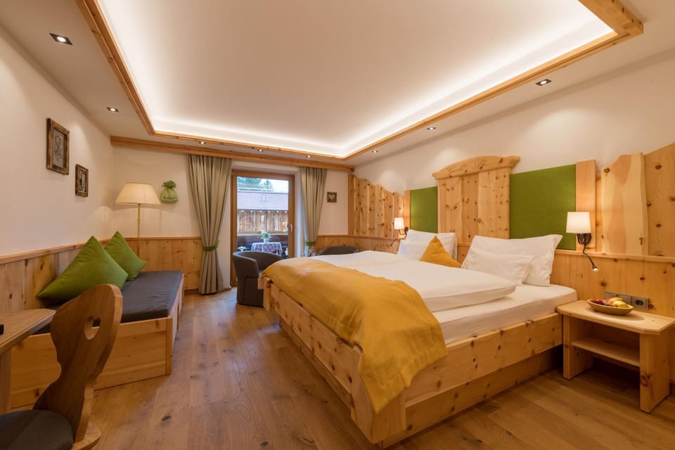 TV and multimedia, Balcony/Terrace, Balcony/Terrace, Photo of the whole room, Decorative detail, Decorative detail, Seating area, Street view