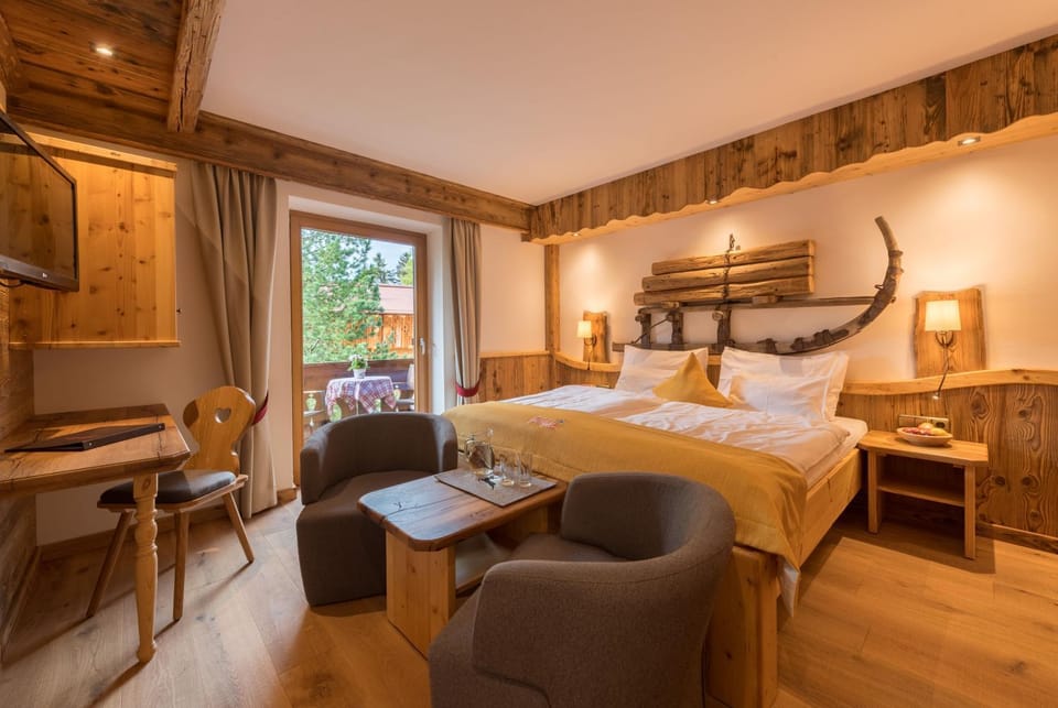 TV and multimedia, Balcony/Terrace, Balcony/Terrace, Living room, Decorative detail, Seating area, Bedroom, Street view