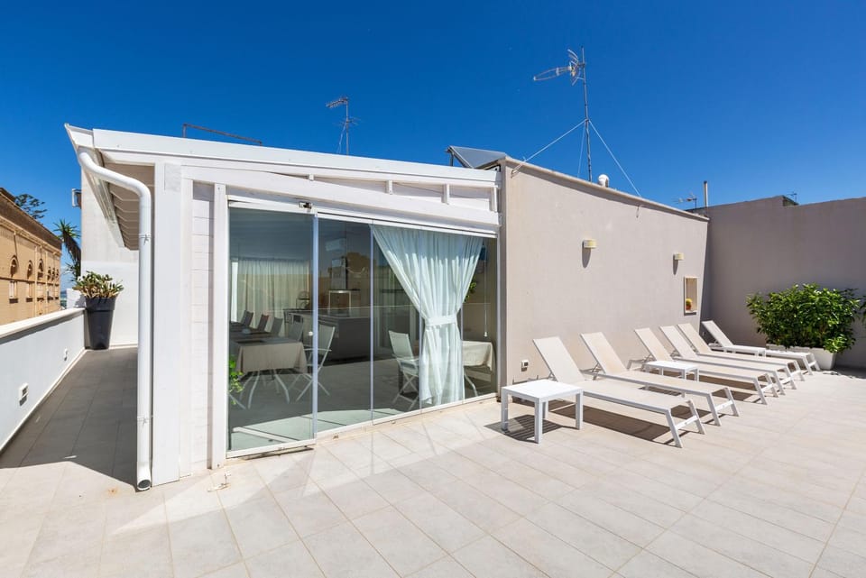 Balcony/Terrace, sunbed