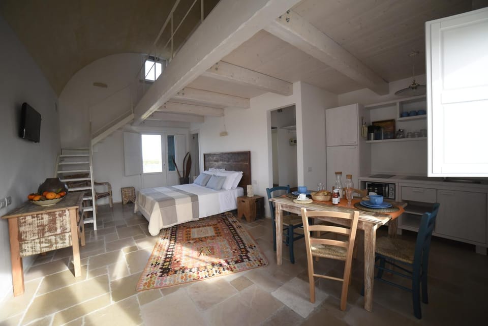 Kitchen or kitchenette, Dining area, Bedroom